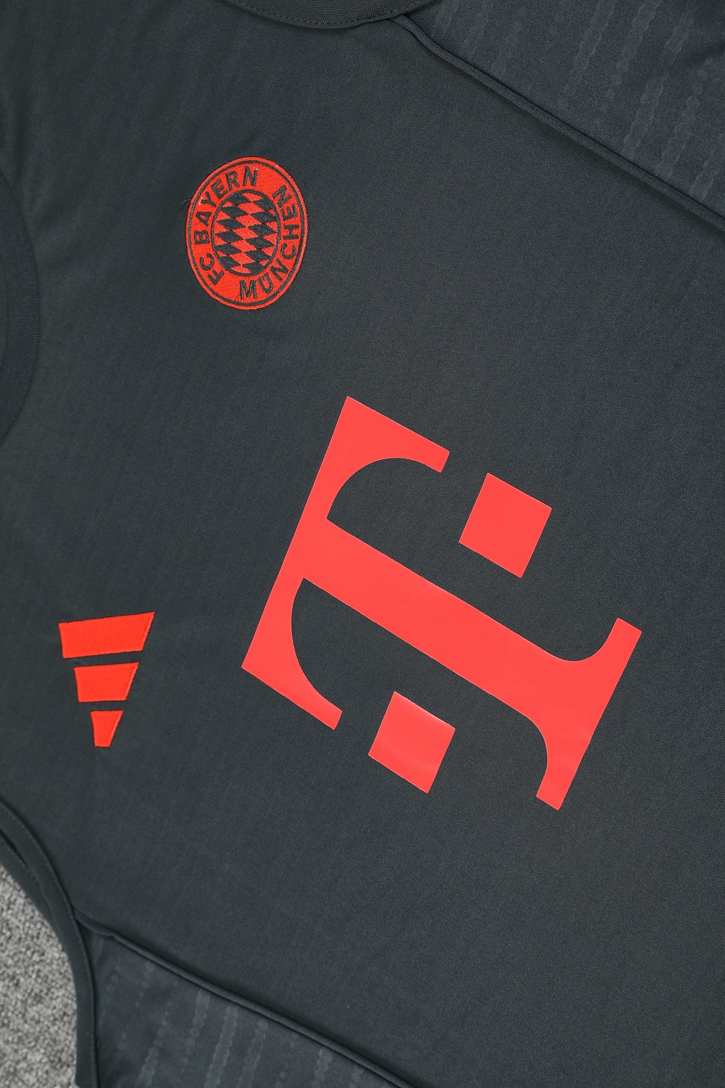 Bayern Munich Sleeveless Training Kit - Dark Grey/Crimson Red