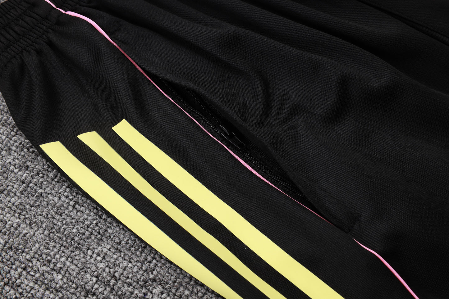 Juventus Sleeveless Training Kit - Black/Pastel