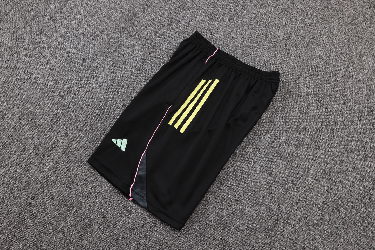 Juventus Sleeveless Training Kit - Black/Pastel