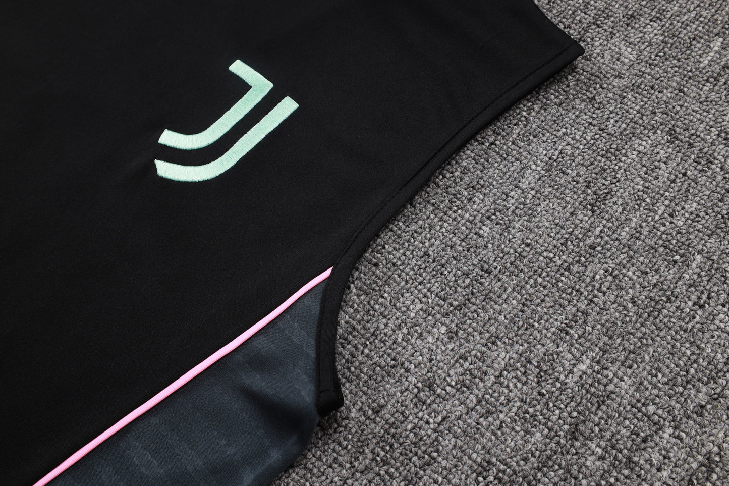 Juventus Sleeveless Training Kit - Black/Pastel