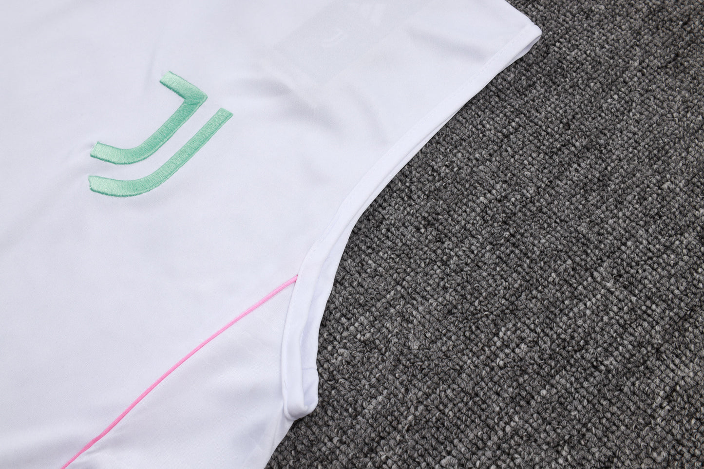 Juventus Sleeveless Training Kit - White/Pastel