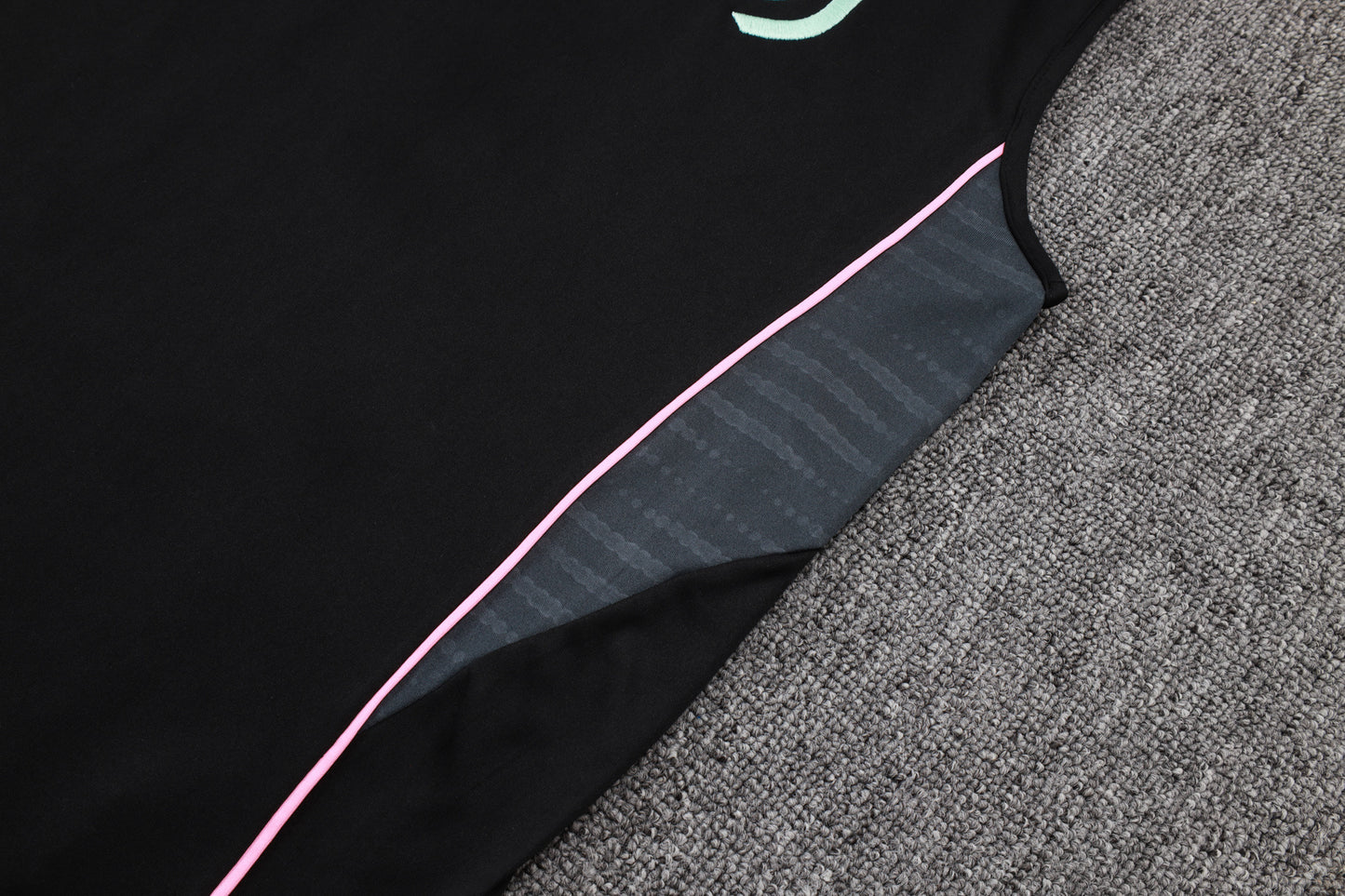 Juventus Sleeveless Training Kit - Black/Pastel