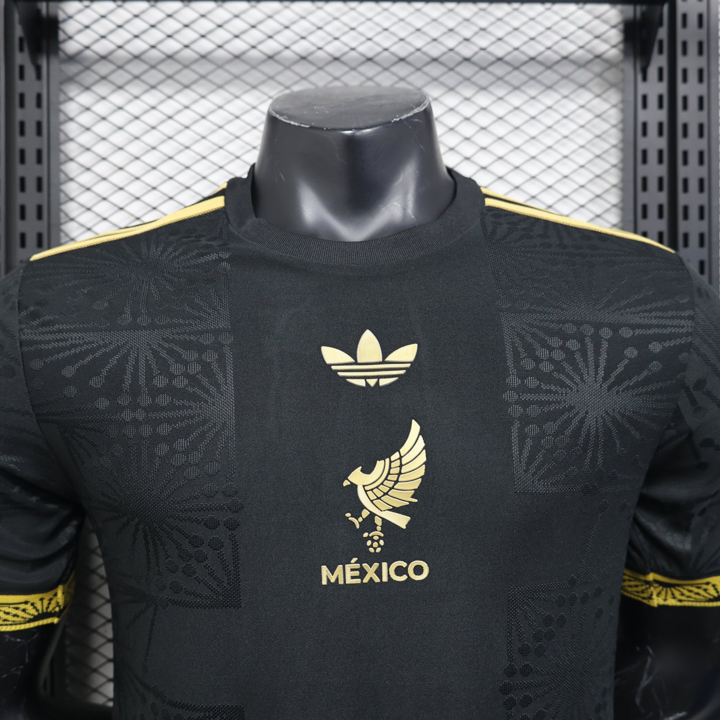 Mexico 2025 - Black & Gold