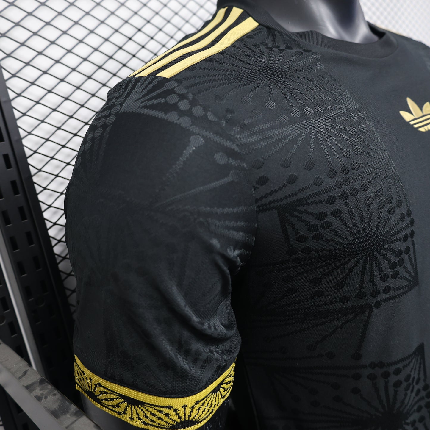 Mexico 2025 - Black & Gold