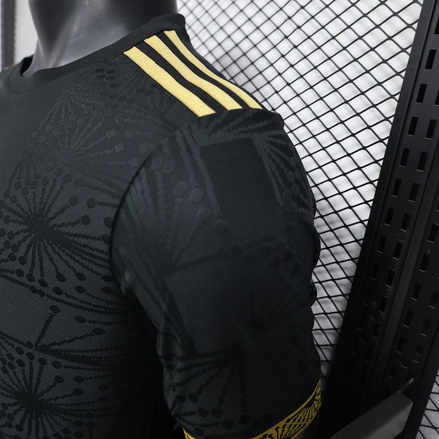 Mexico 2025 - Black & Gold
